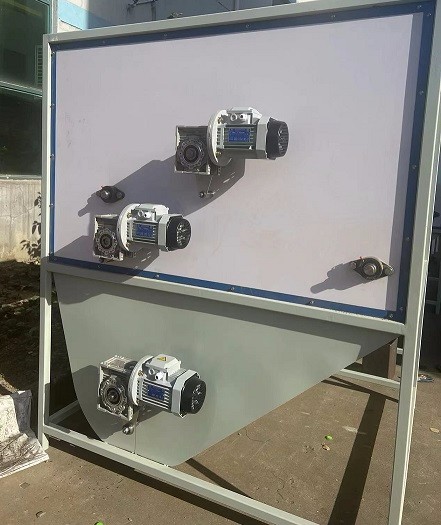 冬季送溫暖，艾思捷蝸輪減速機(jī)為羽絨服充絨機(jī)上提供動(dòng)力支持.jpg
